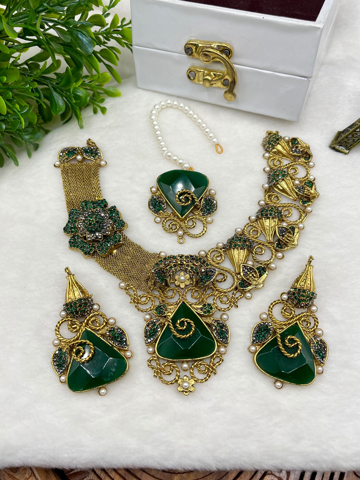 Gold-tone bridal jewellery set with beige centre stones, necklace and matching earrings